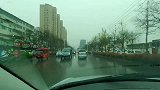 女司机挑战乡村窄路路障。最后结果和你想的一样。