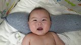6个月的小宝宝，被爸爸逗得咯咯狂笑，这胖乎样太养眼了