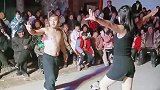 男子用头顶着女子表演节目，这是有真功夫的！