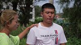 美女打劫，不想小伙有房又有车，当场就强迫小伙跟她结婚