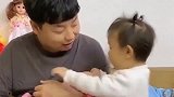 老爸吃糖不给萌娃，没想到萌娃机智来一招，干得漂亮