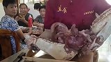 猪肉涨价了，带着员工来盘驴头，旁边的大哥投来羡慕的目光！