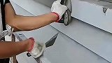强者从不抱怨环境，拖鞋来砌墙