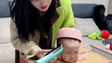 每次给宝宝剃头发都要乱动，还好女子机智想到这个办法