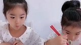双胞胎姐妹古灵精怪，表情丰富拿捏到位，一唱一和配合十分默契！