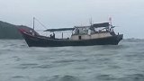 海南一渔船在南沙因风浪大遇险 船上32人已获救