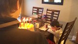 小男孩过生日，父母骗他没有礼物和蛋糕，下一秒却给了娃一个惊喜