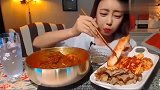 韩国美女今天吃冷面+辣白菜+五花肉, 大口吸面好爽!