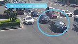 小车马路中央“罢工” 轮胎突然滑落飞出撞上后方小车