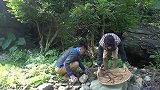 农村小哥河沟捉黄鳝，看他们是如何烹饪，这是体验荒野求生吗？