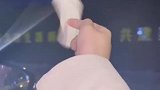 小姐姐用名片玩指尖陀螺，最后那一下显真功夫