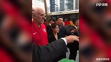 中国球迷不礼貌插队 签名中的波波维奇瞬间生气甩笔就走