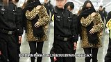 郑秀晶罕见现身，穿豹纹外套有“暴发户”气场，黑长直造型太美了