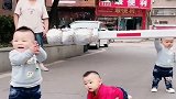 爷爷教三胞胎过拦路杆，结果被老三“打脸”了