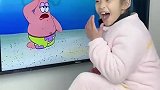 女儿暴揍“派大星”，可是他也没做错什么啊，面面太搞笑了！