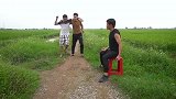 被胶带绑在摩托车上，小伙内心是绝望的