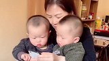 小宝贝看的好认真，真的好可爱呀