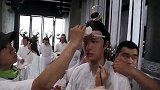 《陈情令》花絮：王一博片场化妆，肖战：你脸小得像竹笋！