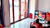 男子睡麻了站起来招呼客人，不停摔倒三位顾客大哥手足无措