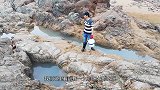 倒水坑抓鱼，第2个坑还没倒干就发现黑色液体，阿辉兴奋得大叫