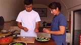 弟弟下厨做洋芋擦擦犒劳春姐，春姐乐得合不拢嘴，这饭做得真好吃