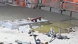 模具漏出水泥浆，工人顿时不知所措
