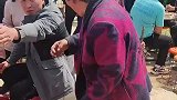 不等客人吃完就开始兜菜底子