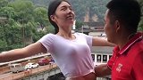 美女的一举一动,都那样的自然,实在是太勇敢了!
