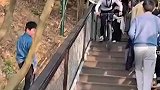 男子骑着单车下台阶，没有缓冲空间