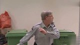国外恶搞保安追男子，男子躲进垃圾桶，却从另一个垃圾桶出来