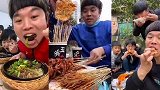 三人吃不同口味的煲仔饭各加一瓶豆奶这午餐就解决了