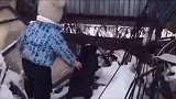 搞笑视频这孩子怕狗子打不过亲自上阵