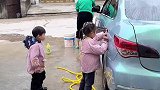 两姐弟这是帮老爸省去了好多油钱