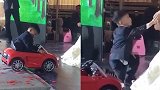 实力抢镜！4岁花童单膝跪地递戒指：电视上送戒指都是这样