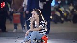小姐姐街头演唱《夜夜夜漫长》，与在场观众互动太嗨了，气氛女王
