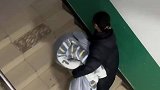 谁家晚上十点收被子啊，不会是神经病吧