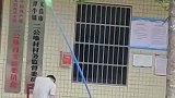 男孩持棍打蜂窝，结果被蛰得脸上全是包