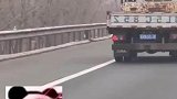 轮胎在前面跑车在后面追
