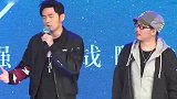 周杰伦儿子背影呆萌看球赛阿信留言直呼：好可爱!