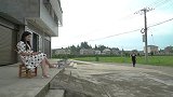 二货女儿为尽孝给抠门老头买新鞋，结果老头不领情还将其扔了！