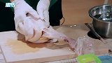王一博厨艺生涯惨遭滑铁卢，现场做手撕鸡状况百出，一脸生无可恋