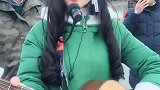 漂亮小姐姐在工地上一边弹吉他，一边深情演唱，感觉自己都恋爱了