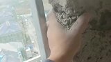 这到底是手有力气，还是墙太脆弱，这样的工程也能验收过去吗？