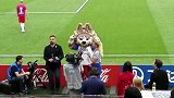 体坛直击：吉祥物抢戏！中场休息和美女主播场边尬舞引欢呼