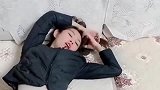 河北媳妇赖床不起，老公仅用一招就把她骗起来了，终极武器没白用