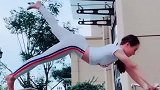 小姐姐栏杆练一字马，看到这柔韧度我还能说什么