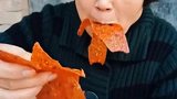 哇塞！阿姨牙口真棒，直播吃辣条，看着好香啊