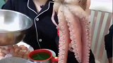 端着盆子吃八爪鱼，小姐姐你这样吃，不觉得恶心吗
