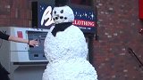 街头雪人恶搞，假扮成雪人恶搞路人，美女被吓惨了