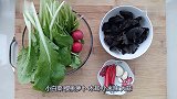 今天是世界地球日，吃点绿色青菜，小白菜拌木耳，爽口又开胃